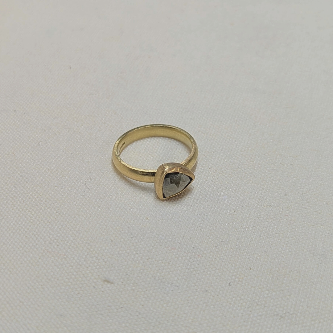 ANNE MORGAN - 18ct yellow gold diamond ring