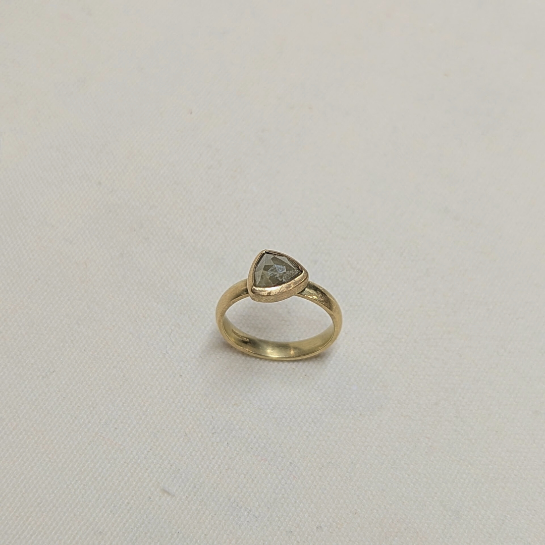 ANNE MORGAN - 18ct yellow gold diamond ring
