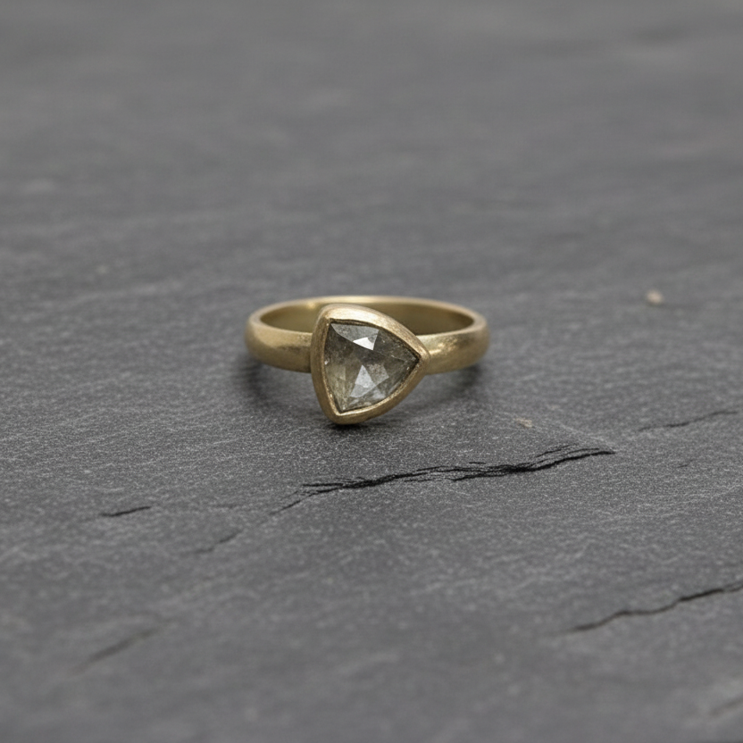 ANNE MORGAN - 18ct yellow gold diamond ring