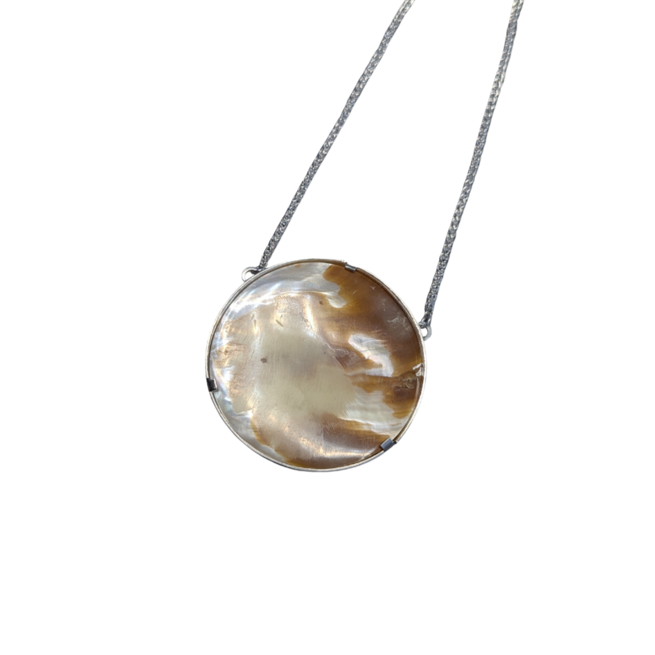 ANNE MORGAN - Mother of Pearl pendant on silver chain