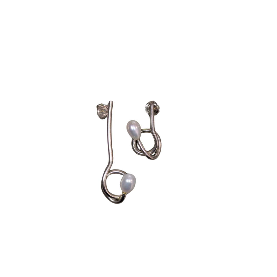 AMAT06 Asymetrical studs with pearls (one short, one long)