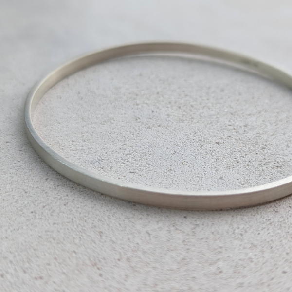LUCY BURKE - 'O' Shaped Bangle Silver