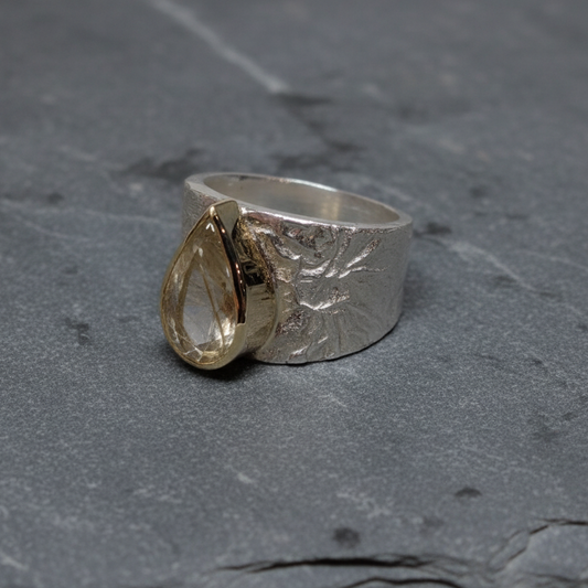 ANNE MORGAN - Luna ring with quartz set in 18ct yellow gold