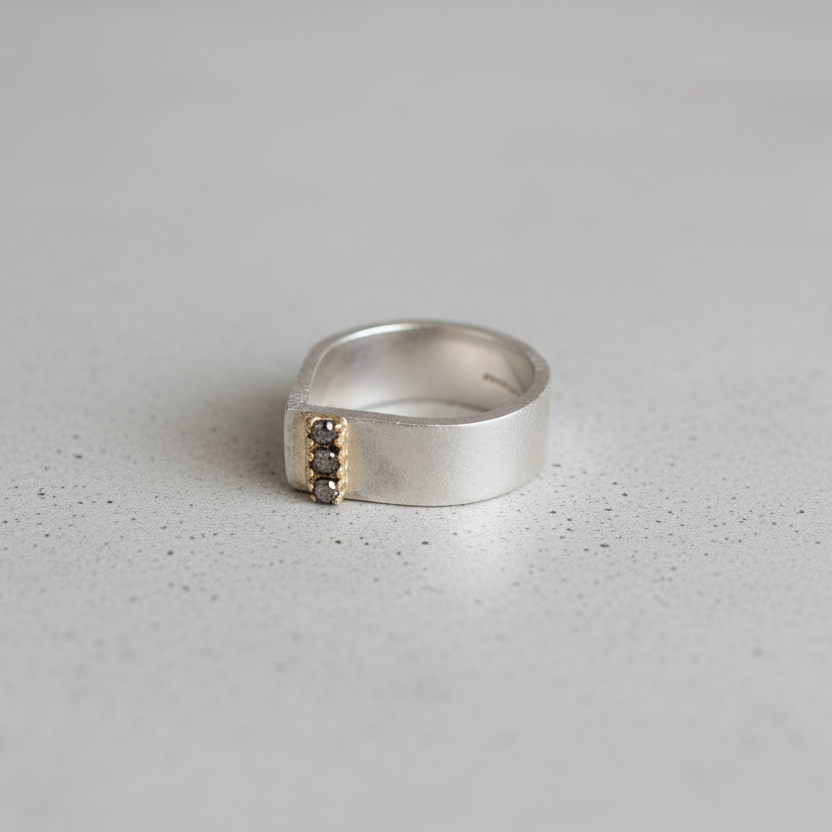 LUCY BURKE - Wide silver teardrop shape ring with 3 diamonds