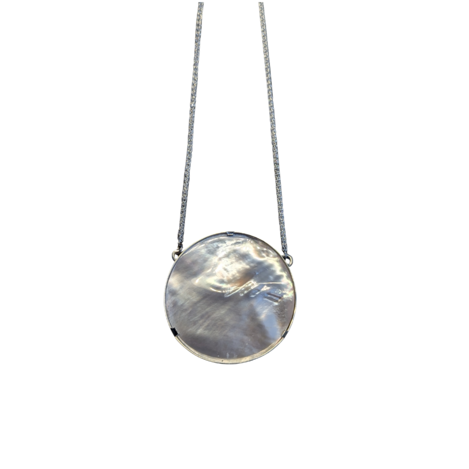 ANNE MORGAN - Mother of Pearl pendant on silver chain