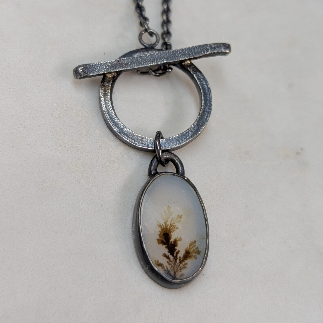 ANNE MORGAN - T-bar necklace with agate in oxidised silver