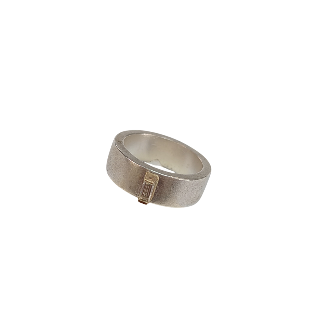 LUCY BURKE - Wide silver ring with baguette lab grown diamond