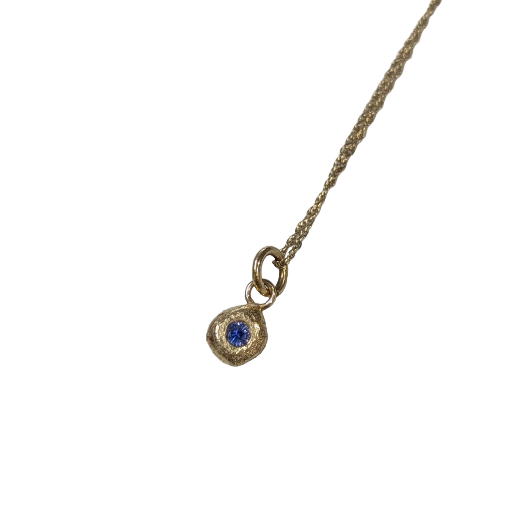 ANNE MORGAN - 18ct yellow gold nugget with sapphire pendant