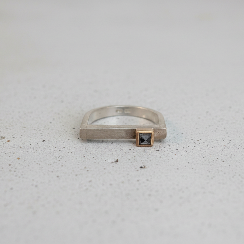 LUCY BURKE - D ring slim silver with square grey diamond