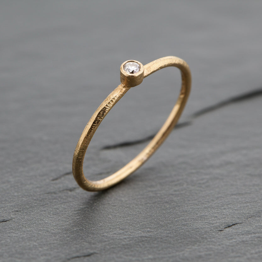 ANNE MORGAN - Moondust 14ct Plain ring band with White Diamond