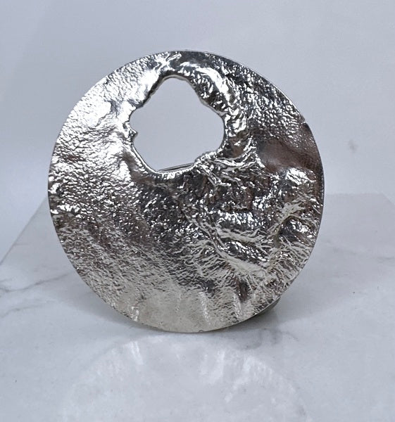 ANNE MORGAN - Reticulated circular silver brooch