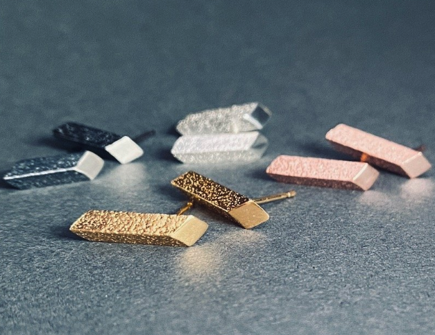 LUCY THOMPSON - Angled Bar Studs - Large, Yellow Gold Plated