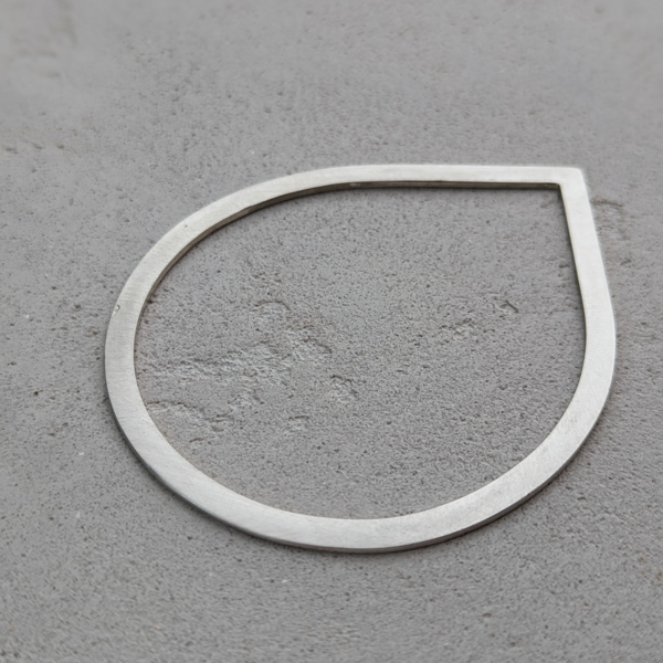 LUCY BURKE - Flat Teardrop Bangle Silver