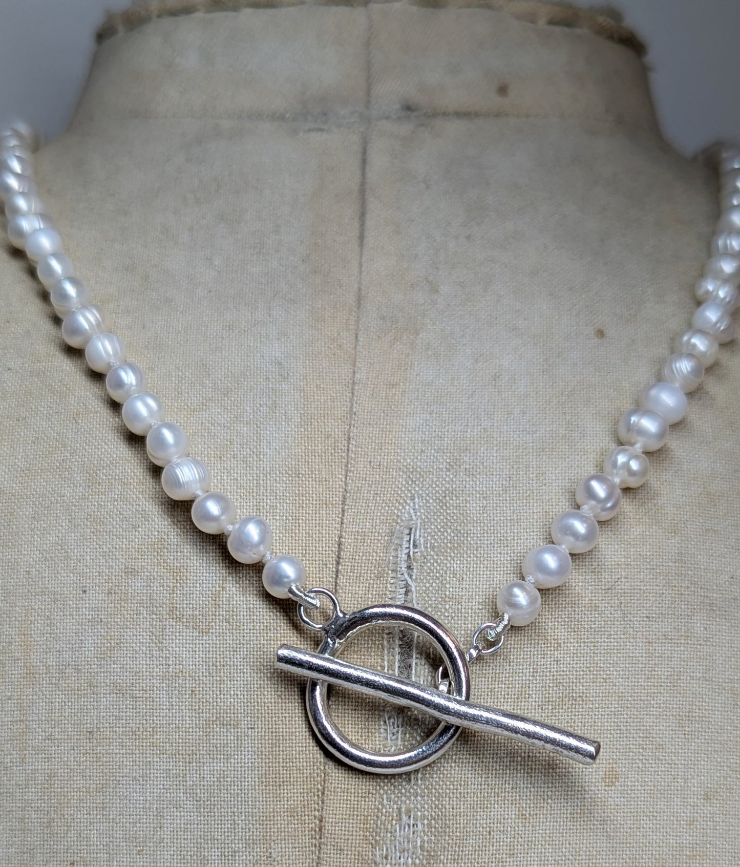 ANNE MORGAN JEWELLERY Small pearl necklace silver t-bar