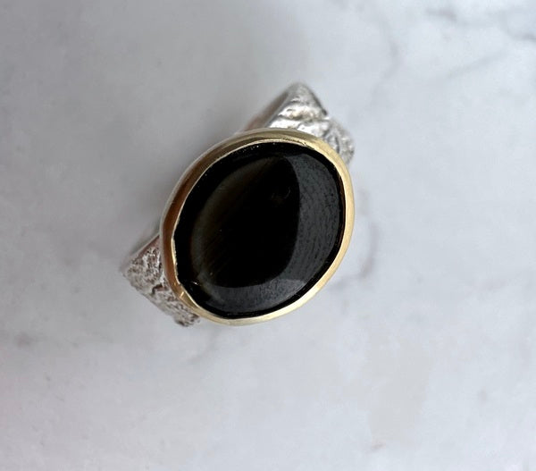 ANNE MORGAN - Silver reticulated band with star sapphire set in 18ct yellow gold