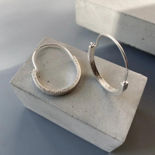 LUCY THOMPSON - BAR Basket Hoops, Small - Sterling Silver
