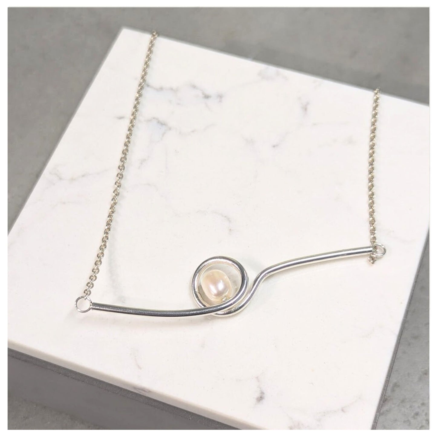 ANNE MORGAN - Athena loop necklace with pearl with silver chain