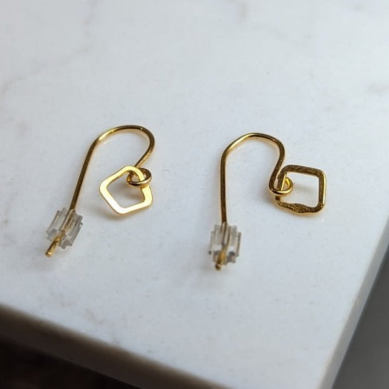 BEA JARENO - Indian summer tiny hook earrings single irregular link recycled 24ct yellow gold vermeil