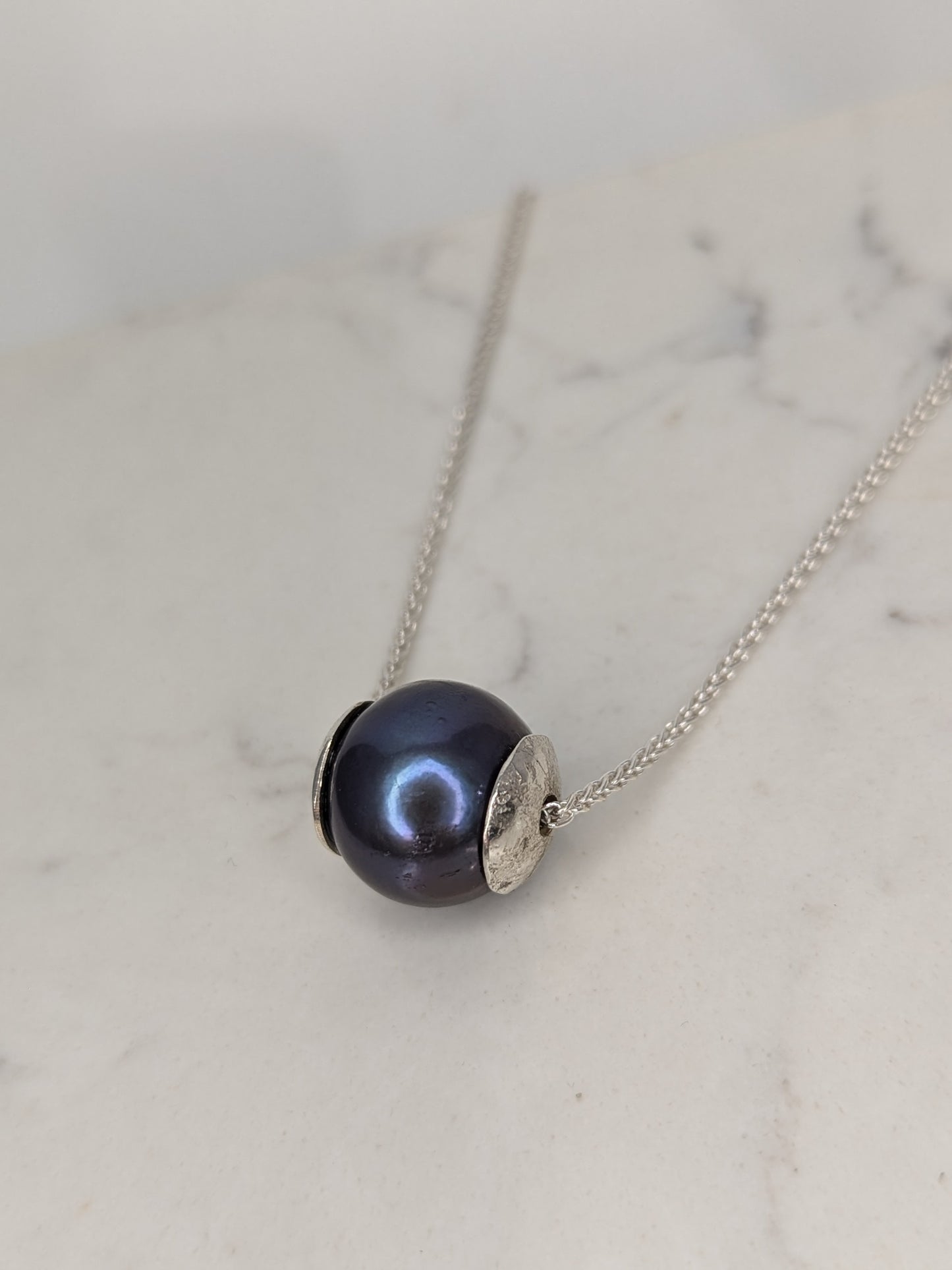 AMP58 - Single peacock and silver pearl pendant on a silver 16" chain