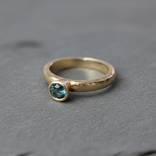 ANNE MORGAN - Australian Sapphire 18ct yellow gold ring