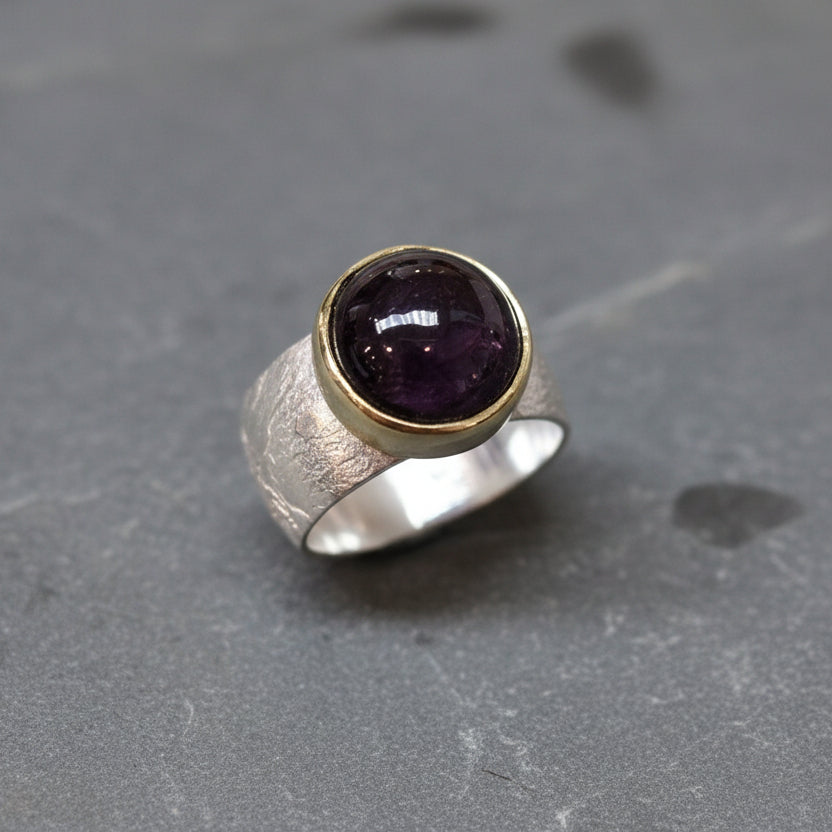 ANNE MORGAN - Orb ring with cabochon garnet
