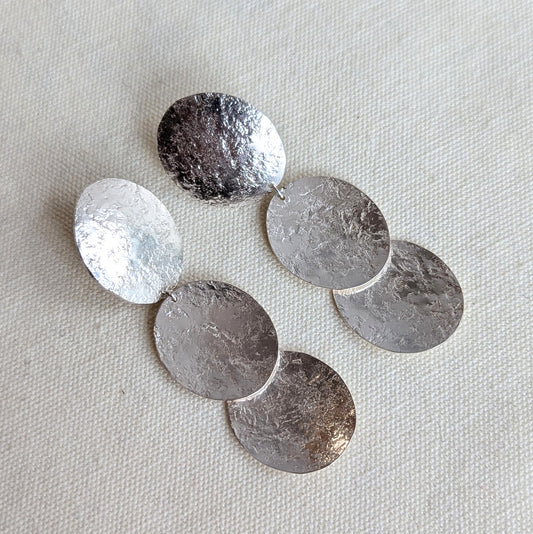 ANNE MORGAN - Cerigyn Pebble 3 disc earrings