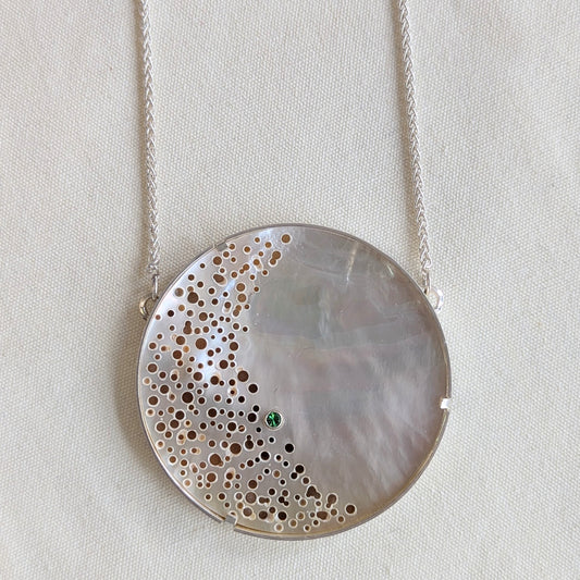 ANNE MORGAN - Seren-Y-Mor mother of pearl erosion necklace with 3mm tsavorite
