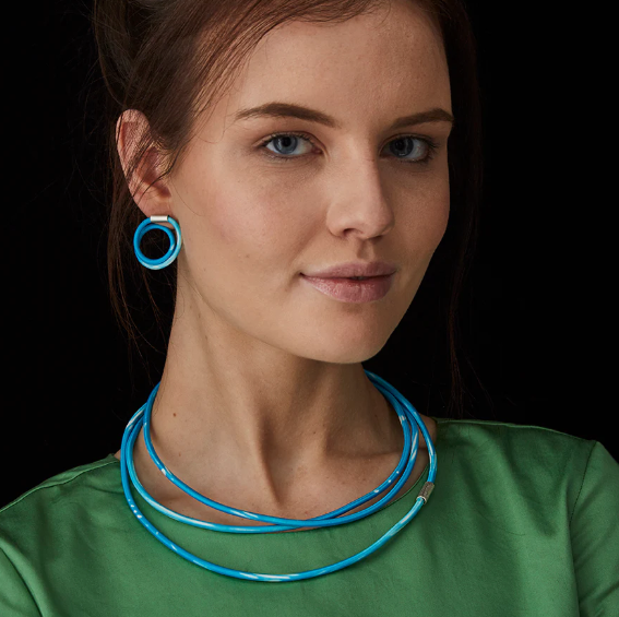 GILLY LANGTON Small twist earrings sea/navy blue