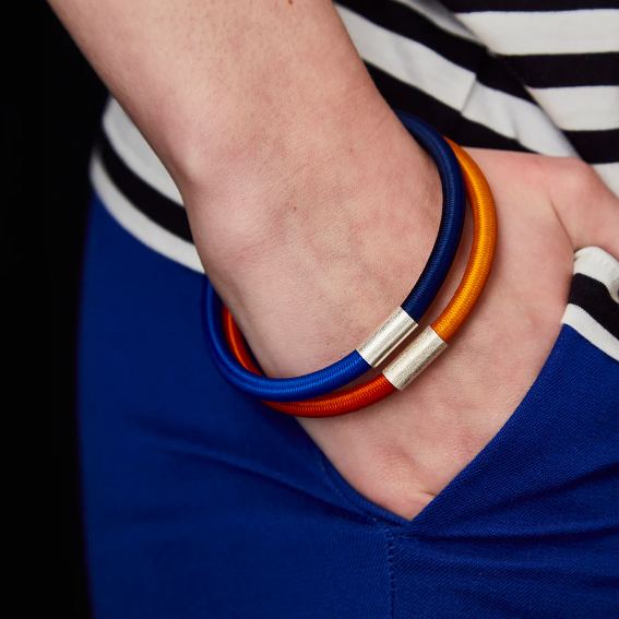 GILLY LANGTON Loop bangle- scarlet red