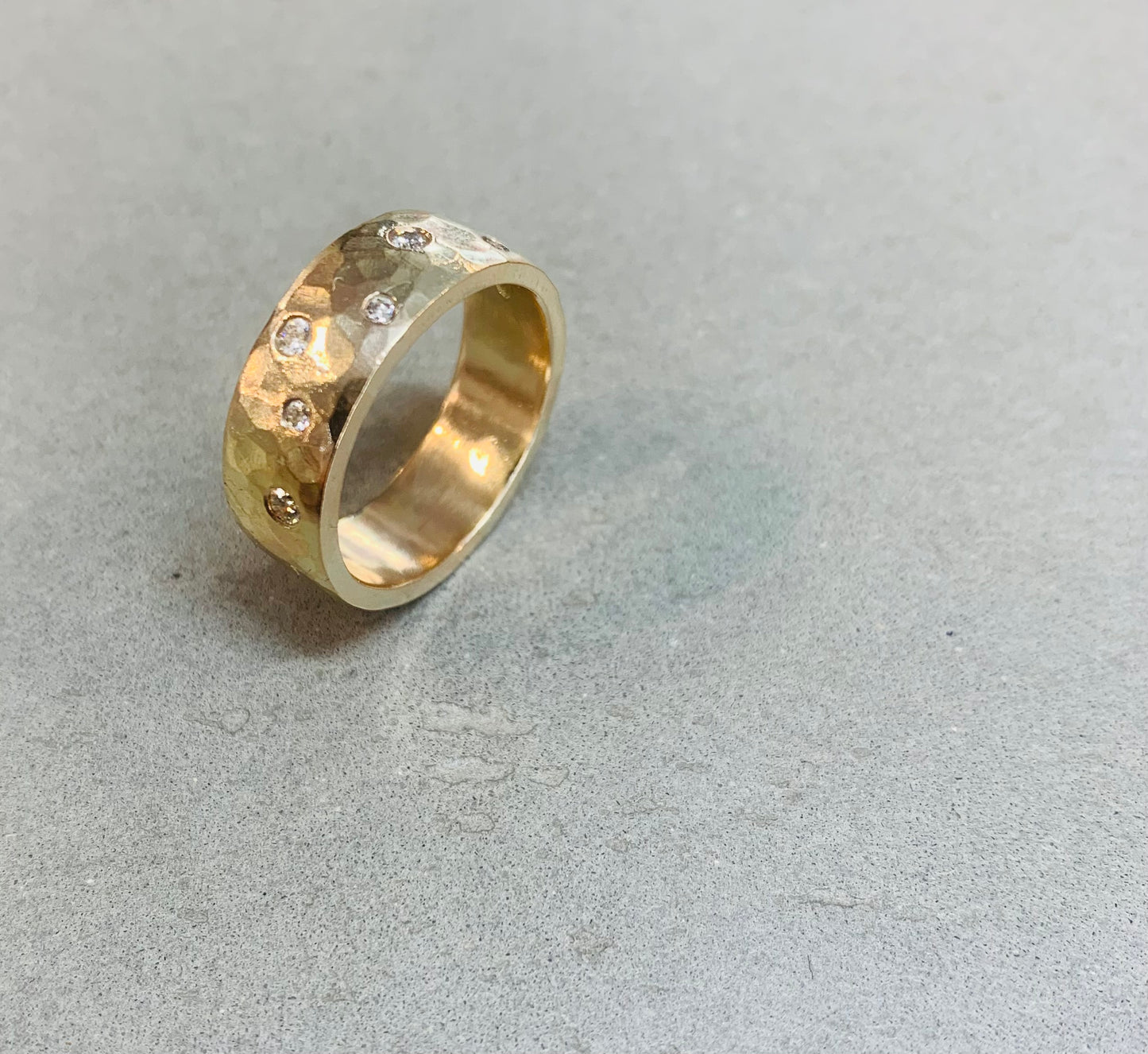 ANNE MORGAN - Harri Ring - 9ct yellow gold ring with diamonds