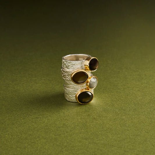 ANNE MORGAN - Silver reticulated band with star sapphire set in 18ct yellow gold