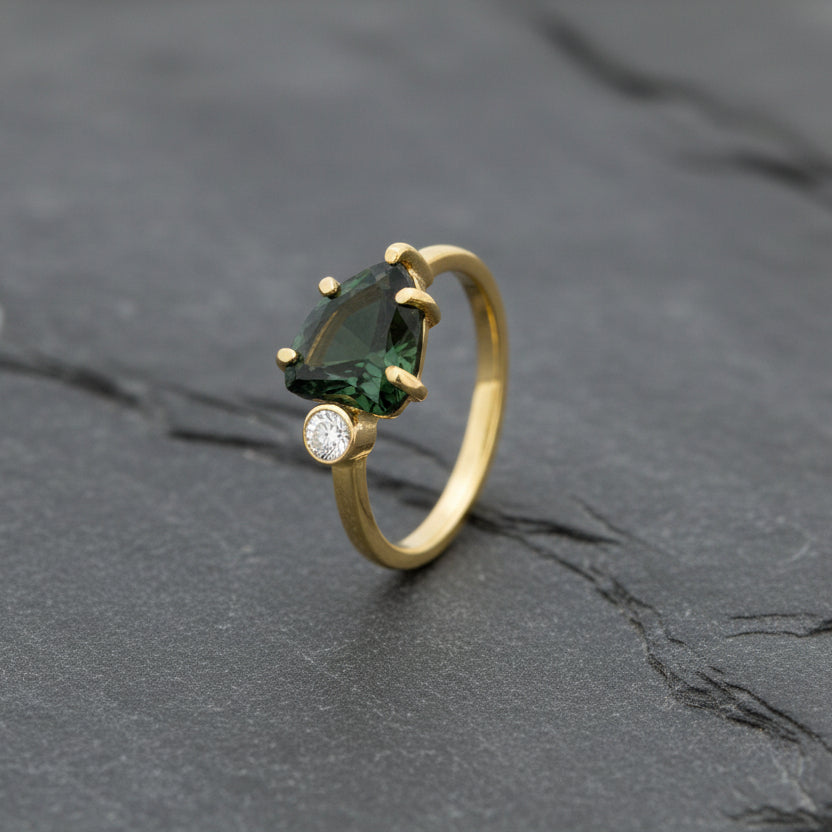 9ct Yellow gold parti freeform rough sapphire claw with diamond (K)