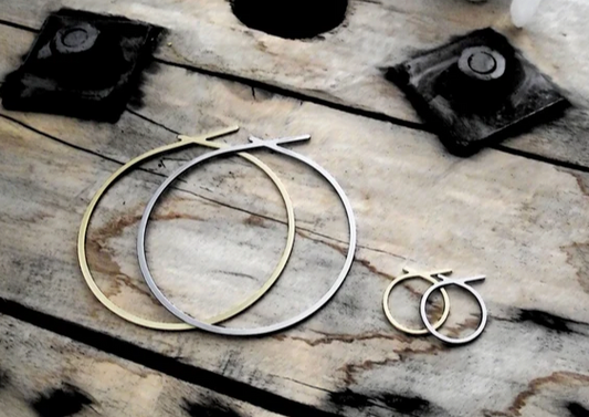 LAKALUKA - Single Skinny Knot Bracelet in Stainless Steel