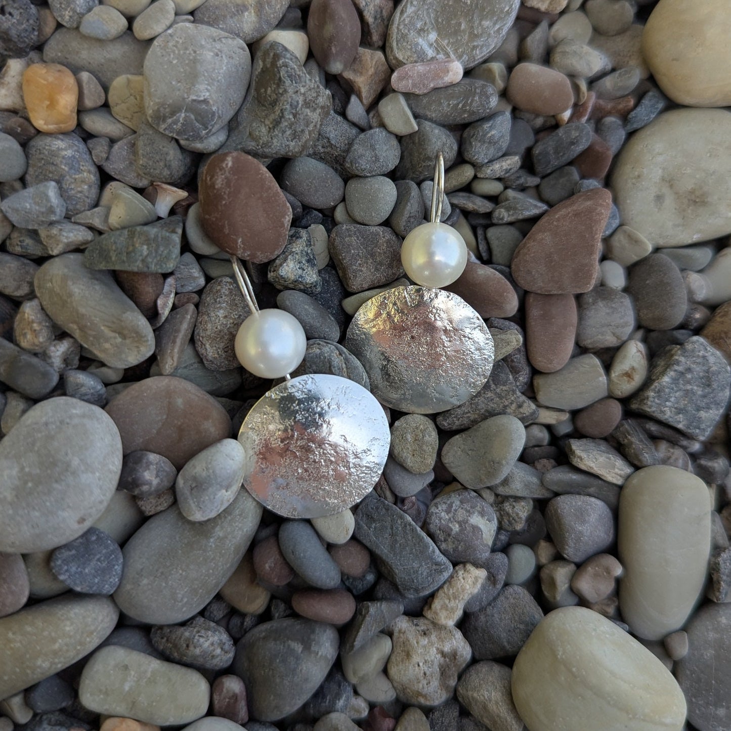 ANNE MORGAN - Cerigyn Pebble disc drop with pearl Sterling Silver Earrings