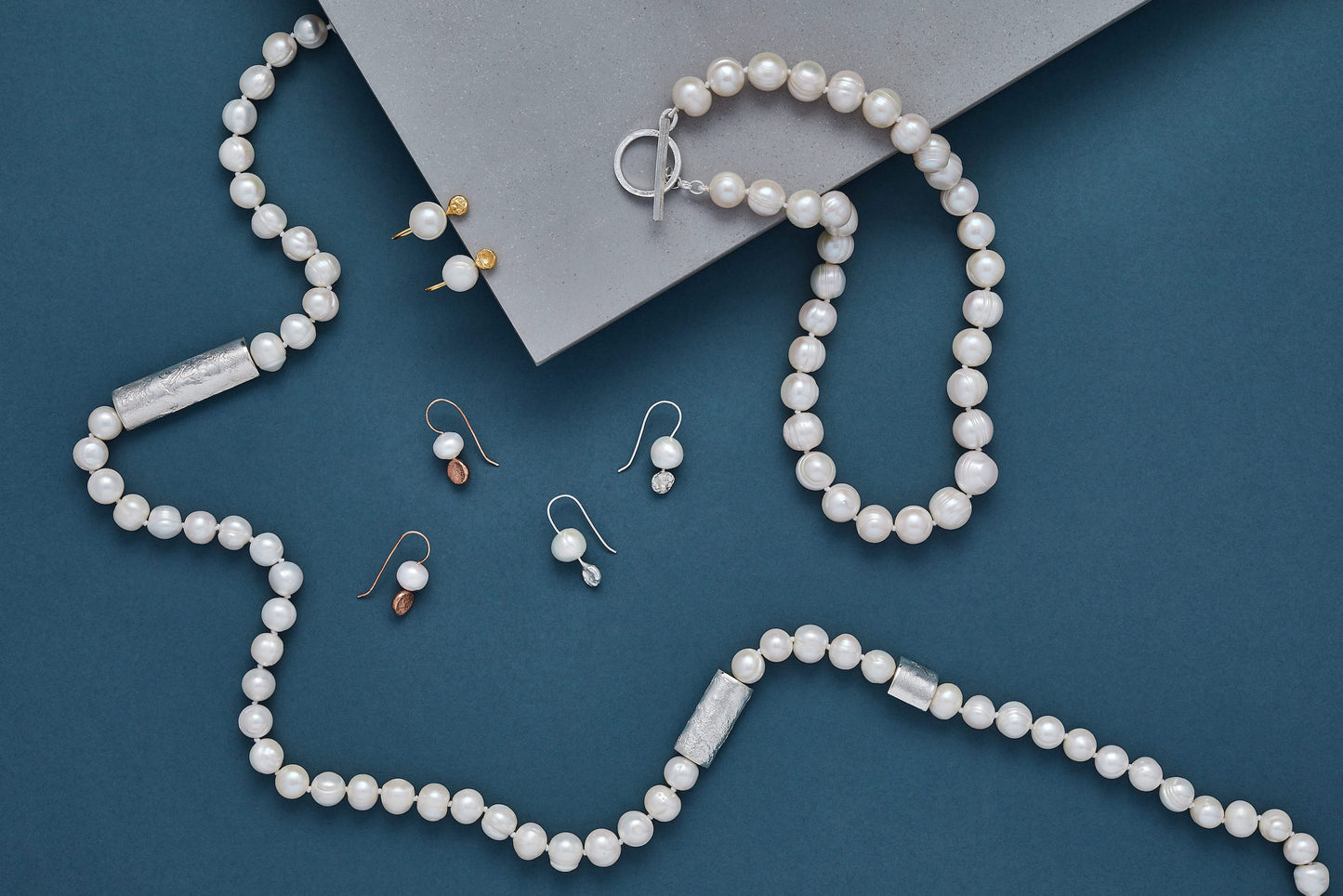 ANNE MORGAN - Moondot Pearl Earrings Drop in Gold