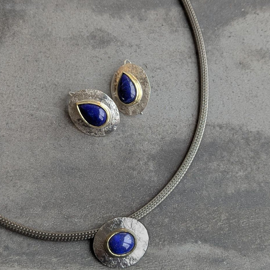 ANNE MORGAN - Cable necklace with lapis in 18ct setting