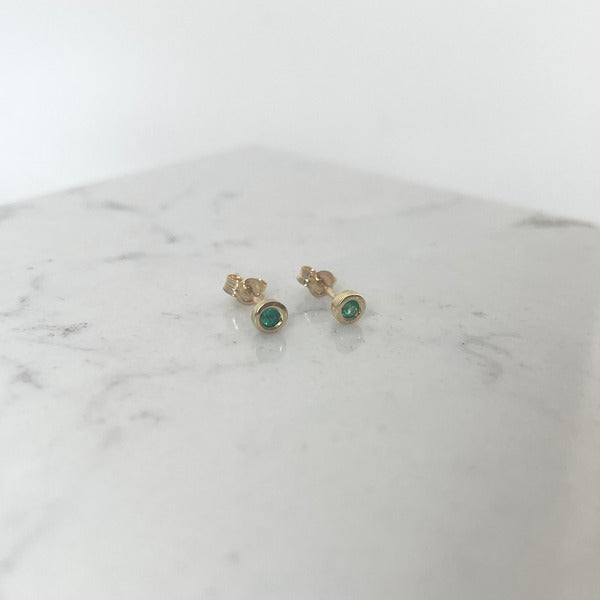 ANNE MORGAN - Classic 9ct yellow gold 3.5mm round emerald set stud