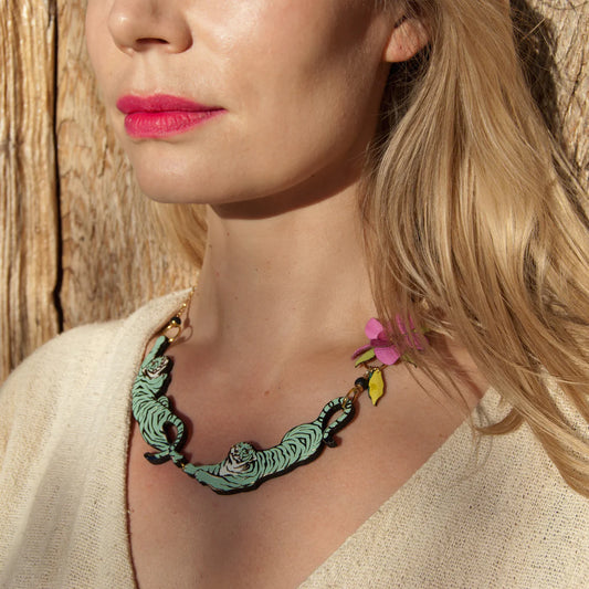 ROSITA BONITA - Exotica Leaping Tiger Necklace - cool blue/pink