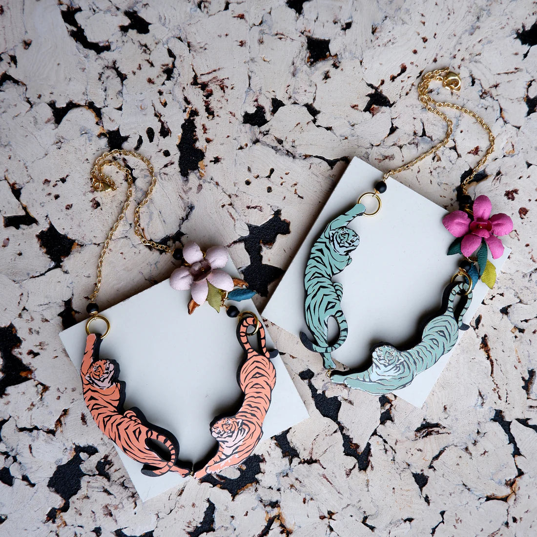 ROSITA BONITA - Exotica Leaping Tiger Necklace - cool blue/pink