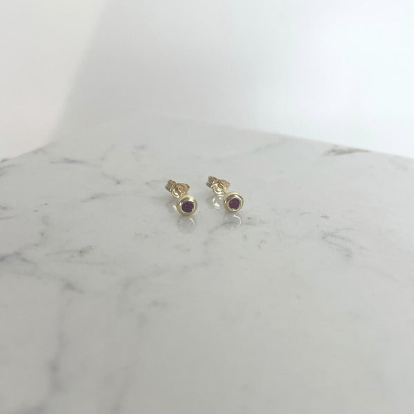 ANNE MORGAN - Classic 9ct yellow gold 3.5mm round ruby set studs