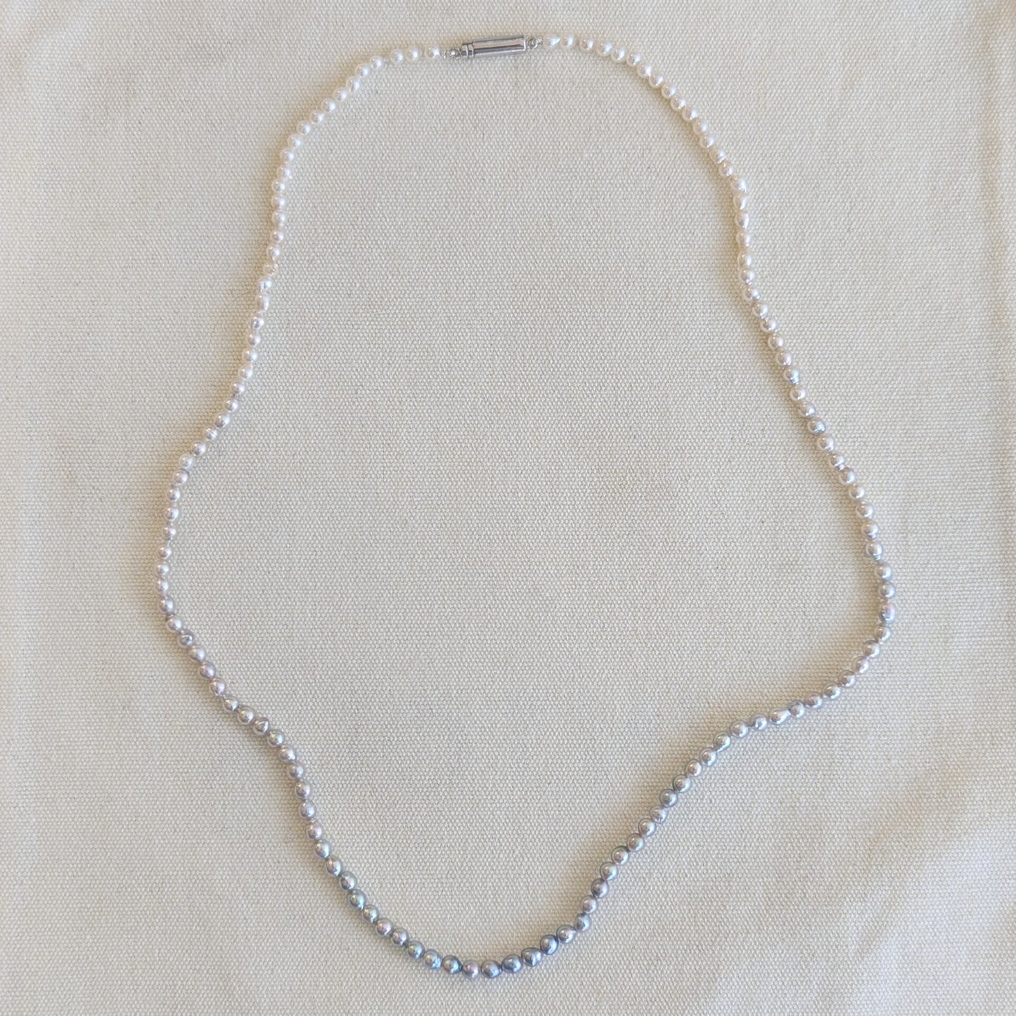 ANNE MORGAN - Grey and white ombre pearl necklace with 18ct white gold clasp 18"