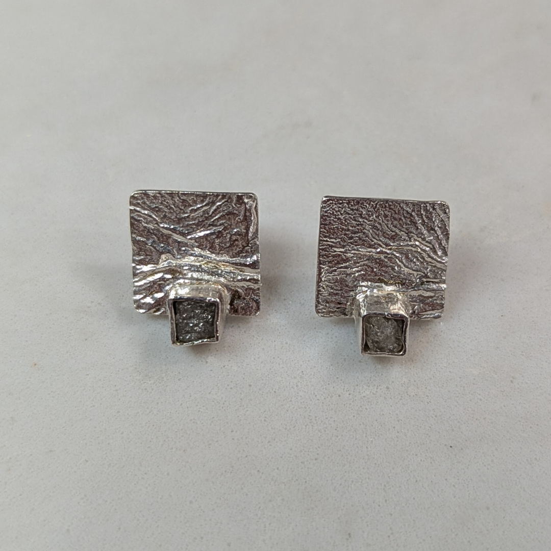 ANNE MORGAN - Moonscape silver square earrings with rough diamond