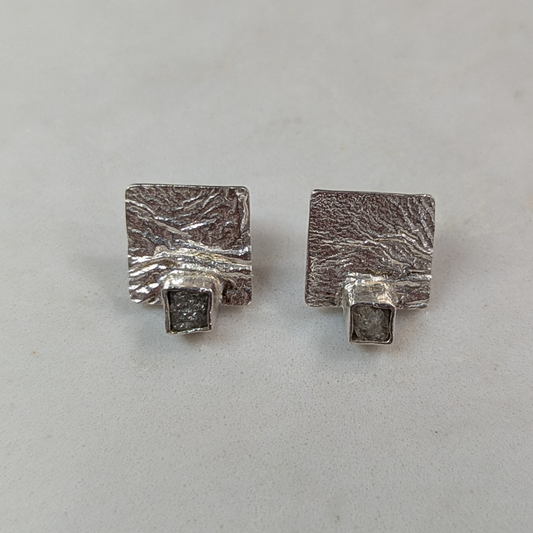 ANNE MORGAN - Moonscape silver square earrings with rough diamond