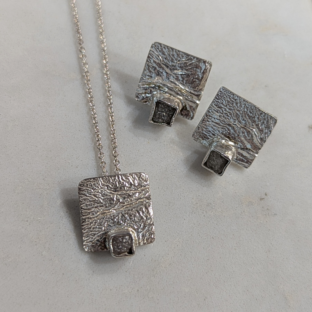 ANNE MORGAN - Moonscape silver square earrings with rough diamond