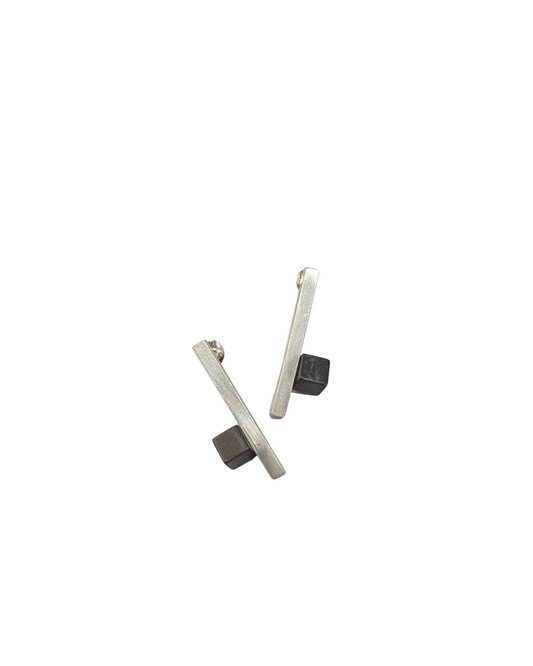 LUCY BURKE - Stick silver studs with hematite cube