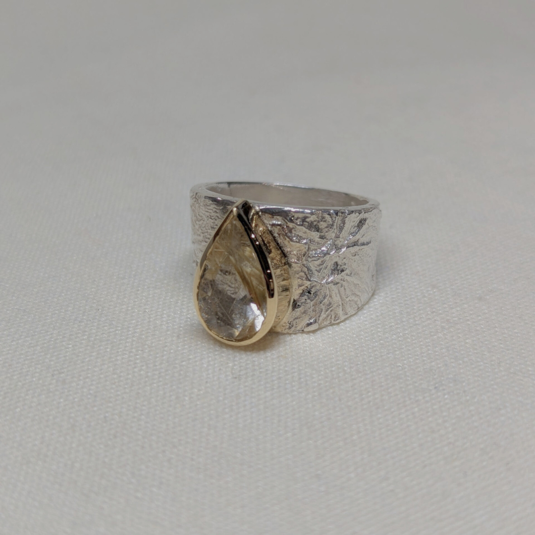ANNE MORGAN - Luna ring with quartz set in 18ct yellow gold