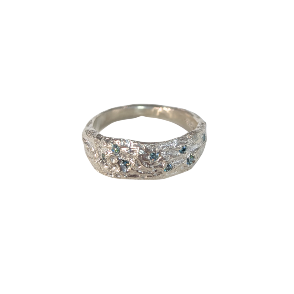CLAIRE QUICK - Textured silver band with 8 pale green moissanites
