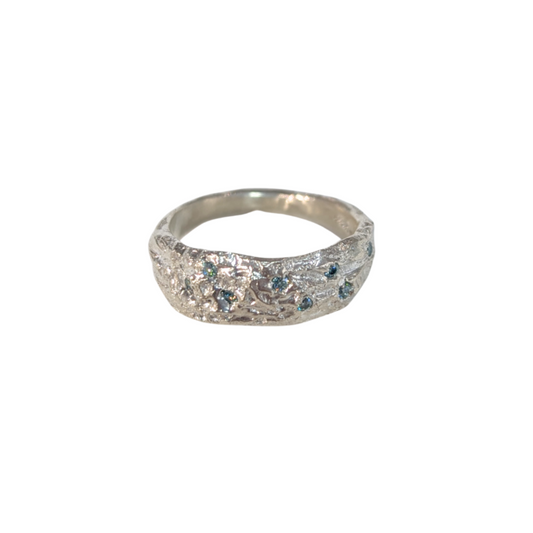 CLAIRE QUICK - Textured silver band with 8 pale green moissanites