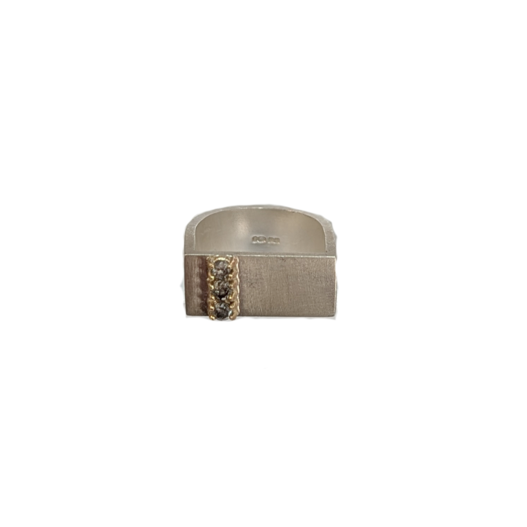 LUCY BURKE - Wide silver D ring with 3 diamonds