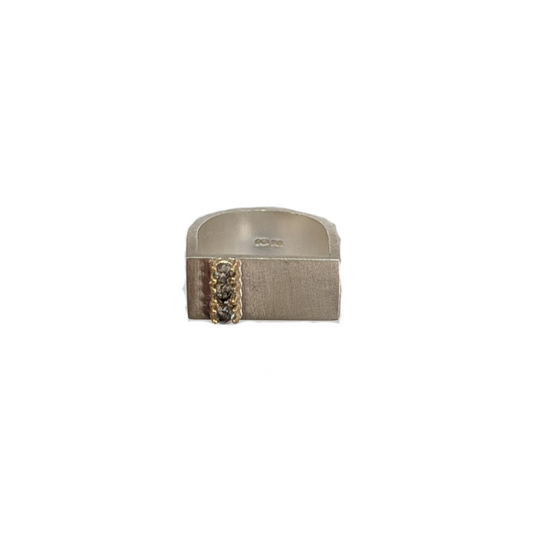 LUCY BURKE - Wide silver D ring with 3 diamonds